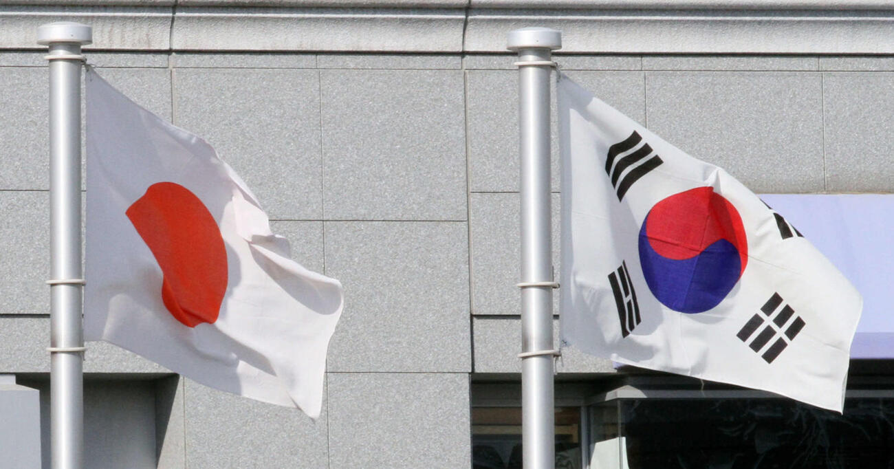 左から日本国旗、韓国国旗※写真はイメージ
