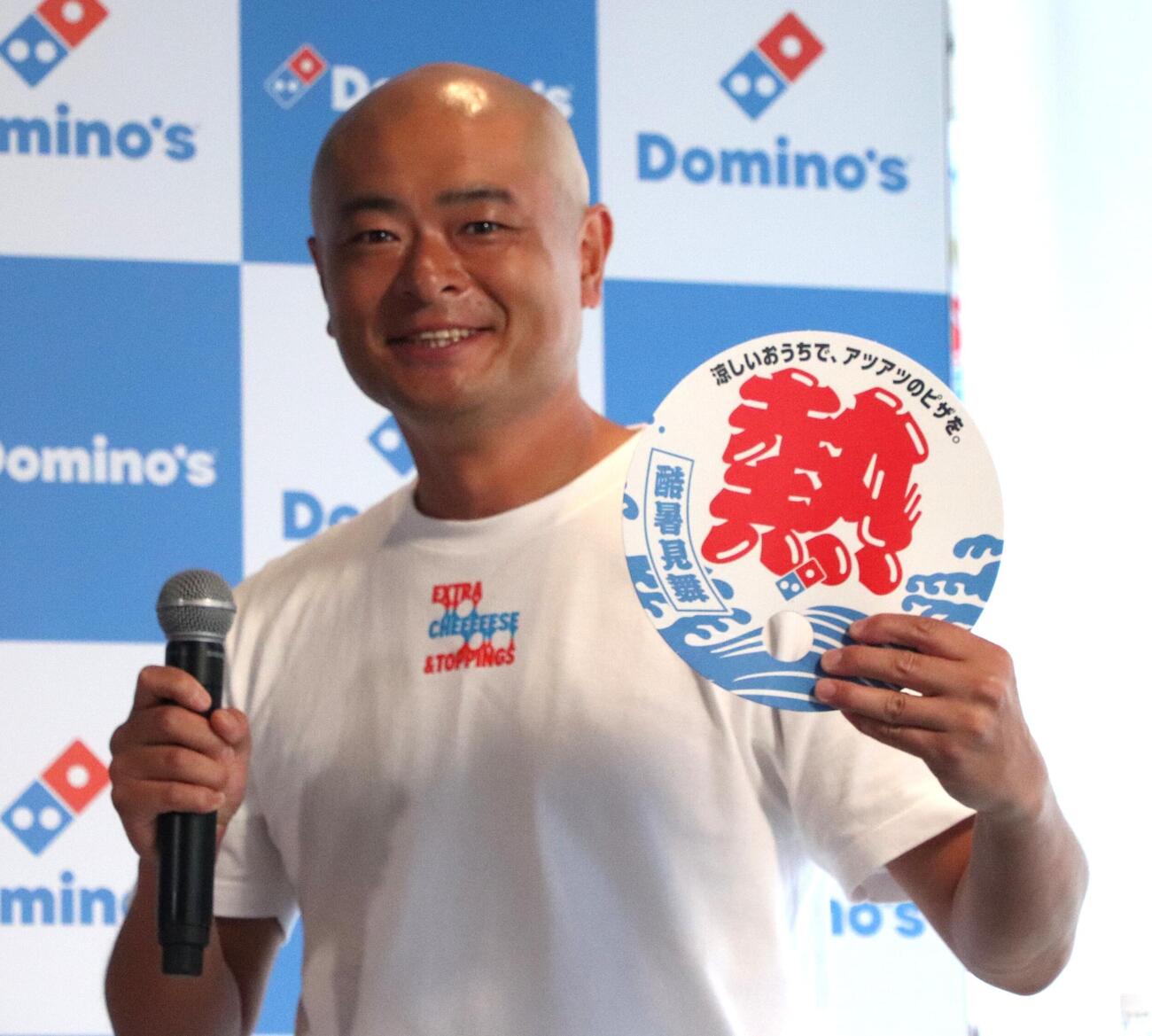 うちわを持ち笑顔のあばれる君(撮影・会田京叶)