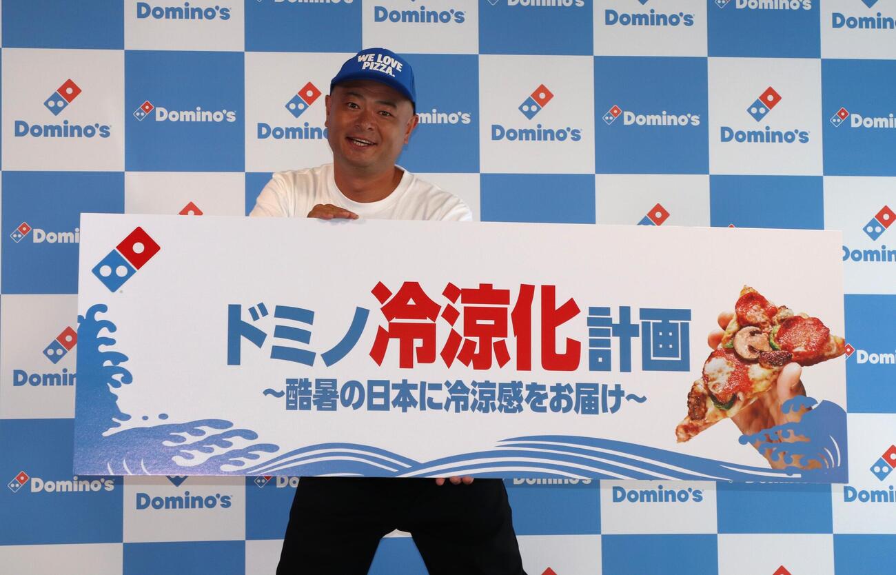 パネルを手に持ち笑顔のあばれる君(撮影・会田京叶)