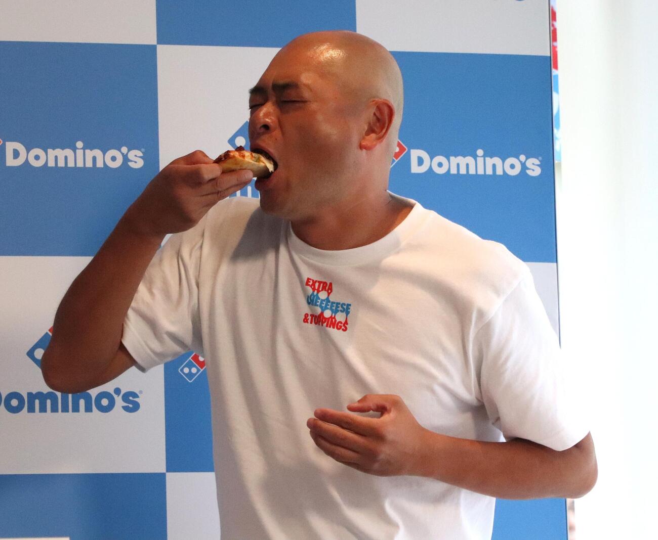 ドミノ・デラックスを試食するあばれる君(撮影・会田京叶)