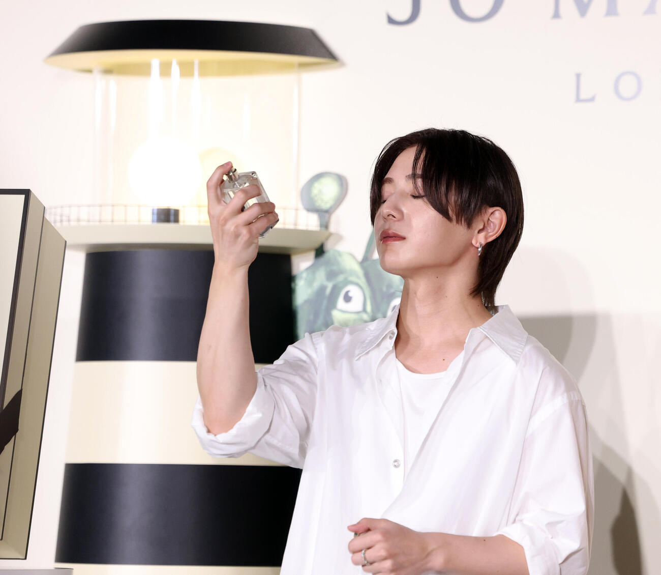 ジョーマローンロンドンのイベントでフレグランスを試す山田涼介（撮影・浅見桂子）