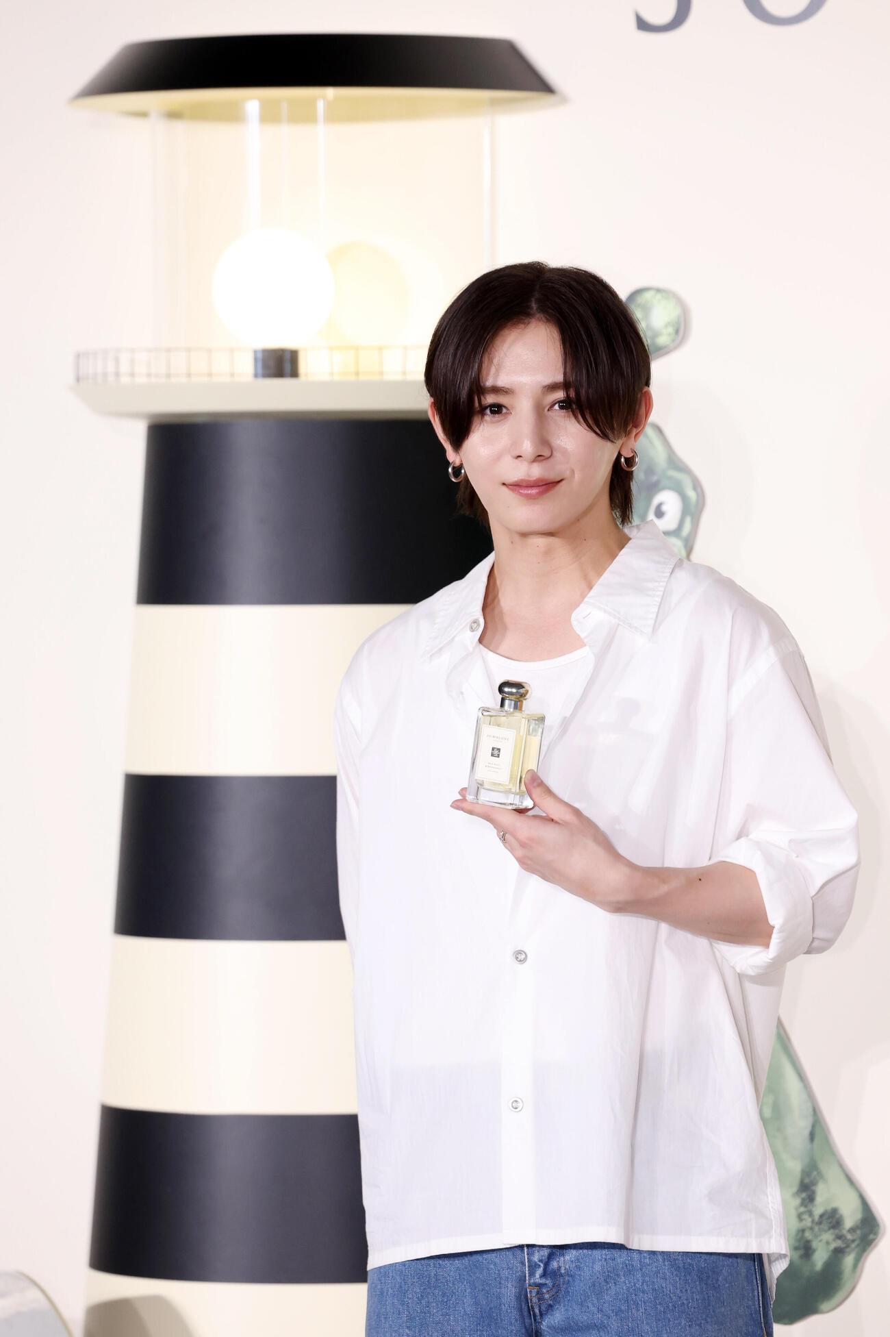 ジョーマローンロンドンのイベントでフレグランスを手に笑顔の山田涼介（撮影・浅見桂子）