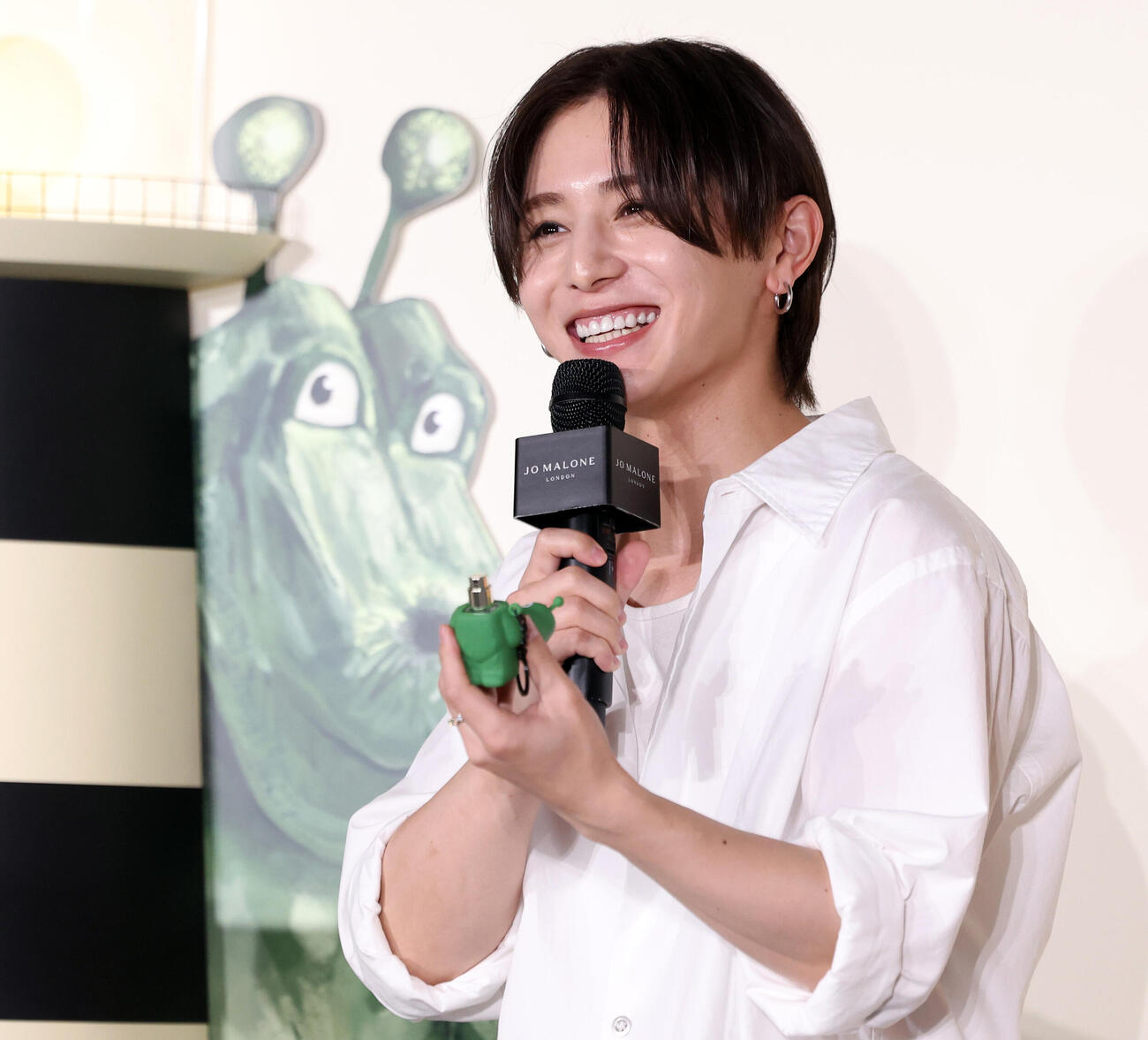 ジョーマローンロンドンのイベントでシーモンスターを手に笑顔の山田涼介（撮影・浅見桂子）