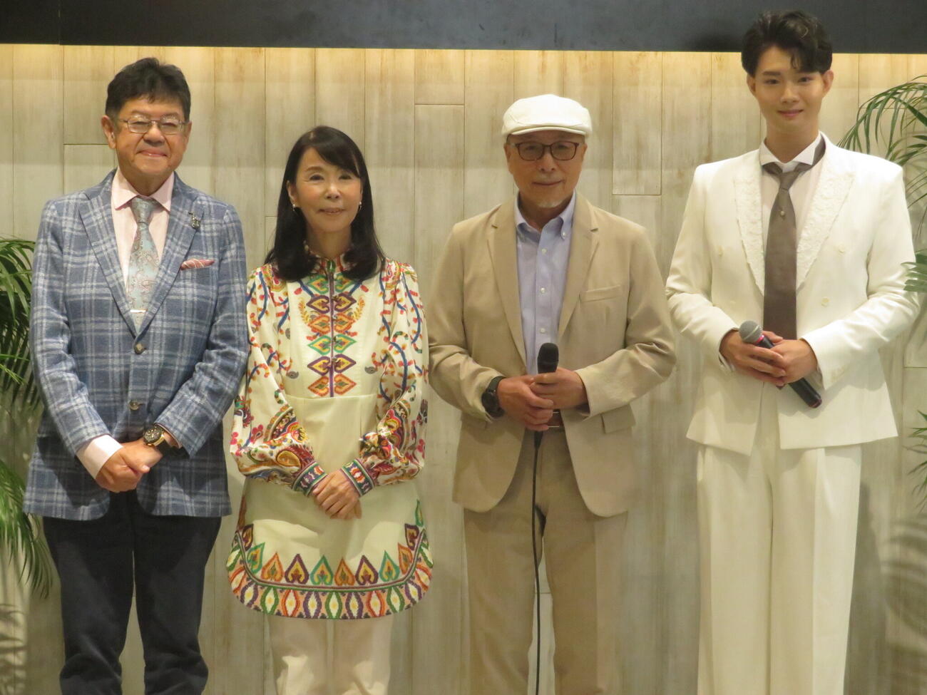 2枚目シングル発売コンベンションに出席した、左から伊戸のりお氏、円香乃氏、大谷明裕氏の作家陣と亜蘭（撮影・川田和博）