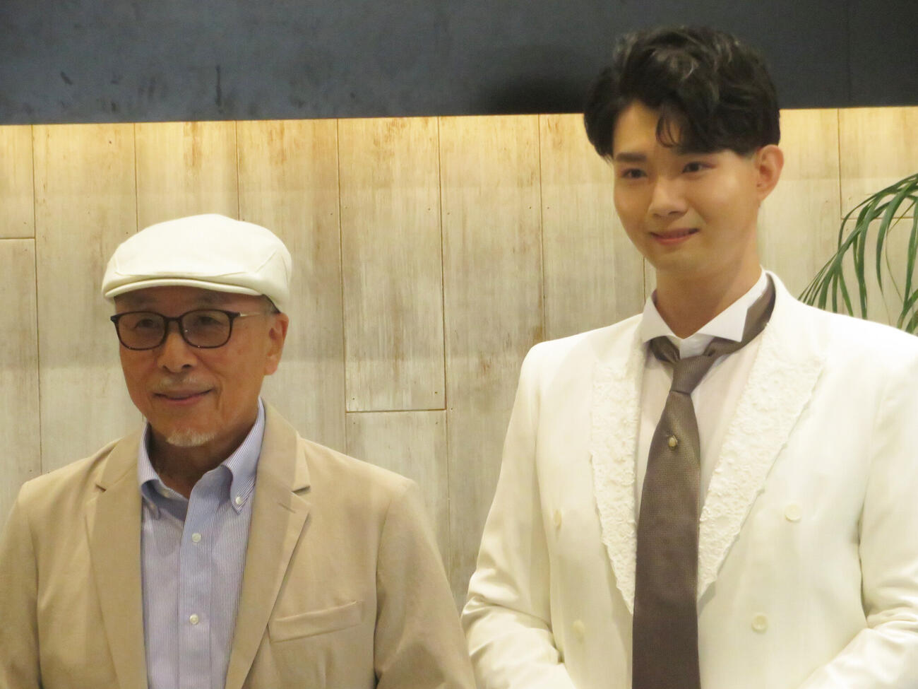 2枚目シングル発売コンベンションに出席した師匠で作曲家の大谷明裕氏（左）と亜蘭（撮影・川田和博）