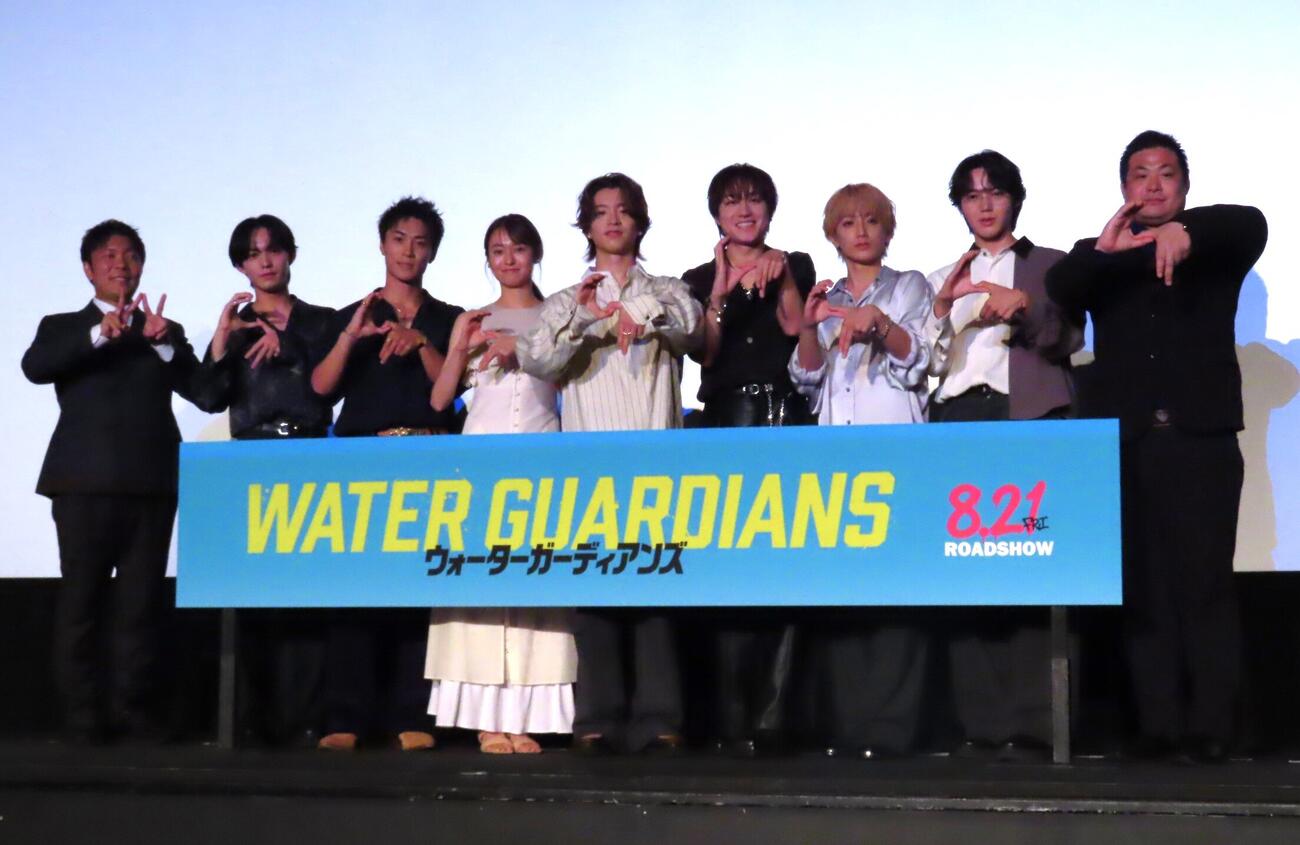 「ウォーターガーディアンズ」完成披露上映会に登壇した、左からオラキオ、長野蒼大、砂田将宏田辺桃子、森愁斗、椿泰我、小西詠斗、小泉光咲瀧川元気監督
