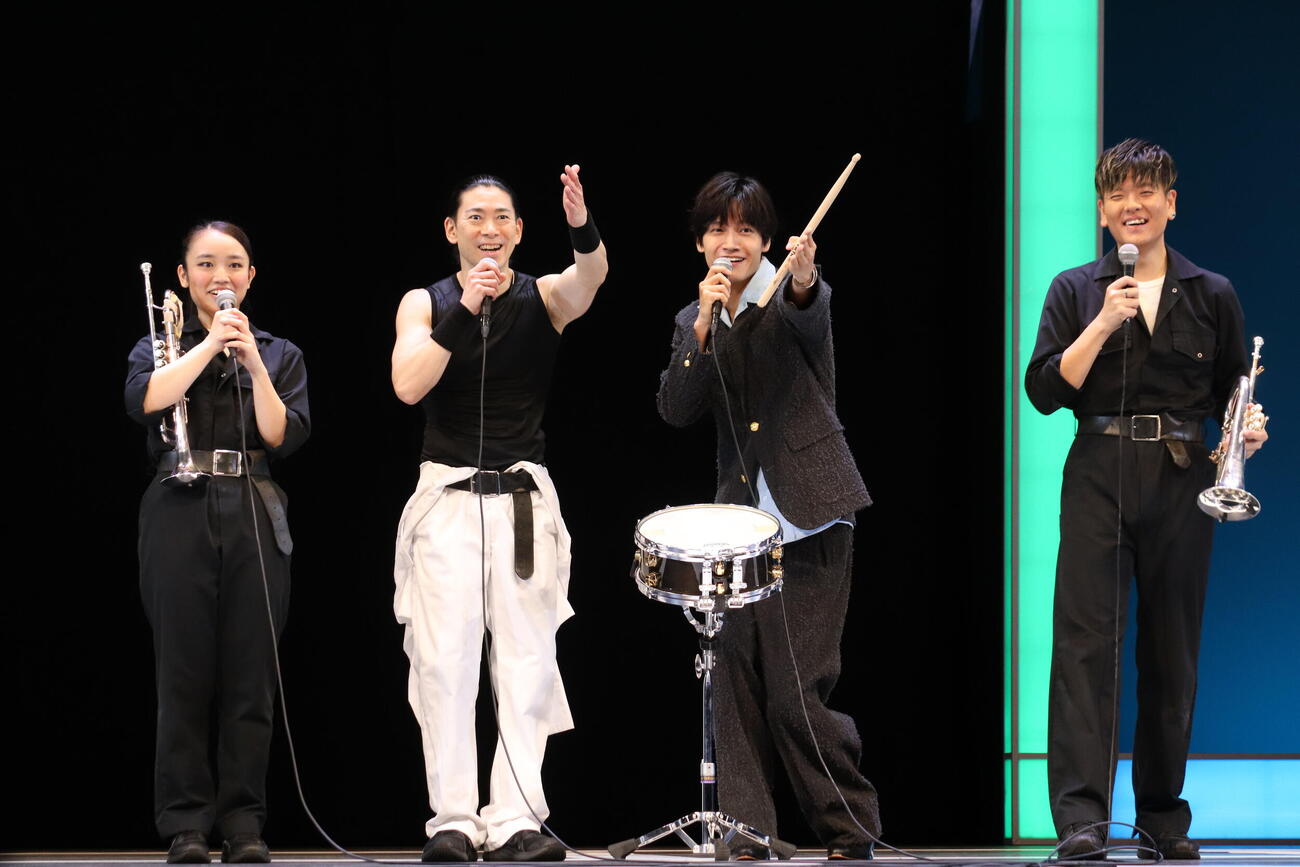 「blastブラスト！」取材会に出席したスペシャルサポーターのAぇ！group佐野晶哉（左から3人目)