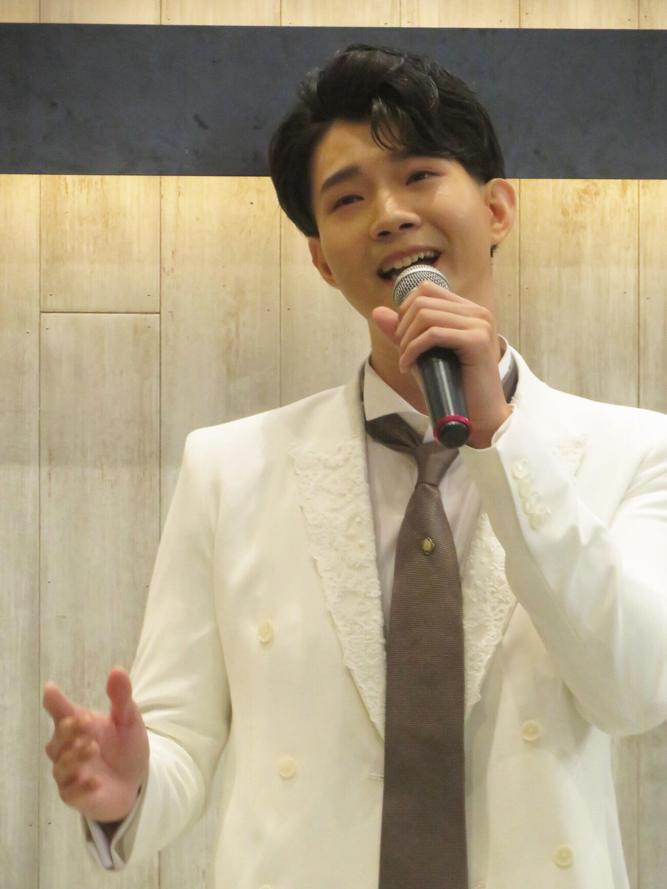 2枚目シングル発売コンベンションで歌う亜蘭（撮影・川田和博）