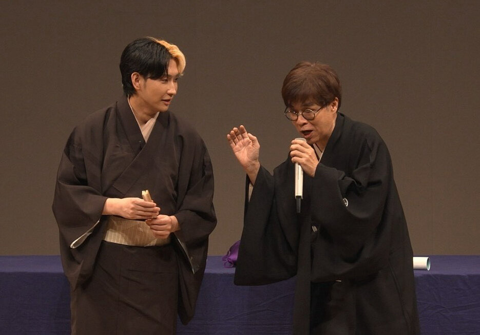 落語家立川さぎ志として「立川さぎ志独演会」を行ったYouTuberのヒカル（左）。右は師匠の立川志らく