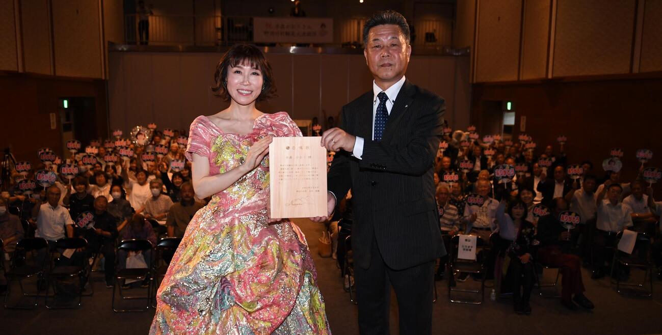 「天空の里」の舞台となった奈良県野迫川村で30個目となる観光大使を委嘱された水森かおり。右は吉井善嗣村長（撮影・松本久）