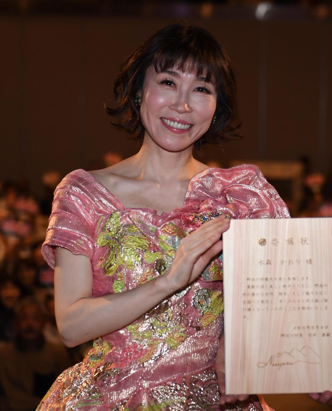 「天空の里」の舞台となった奈良県野迫川村で30個目となる観光大使を委嘱された水森かおり（撮影・松本久）