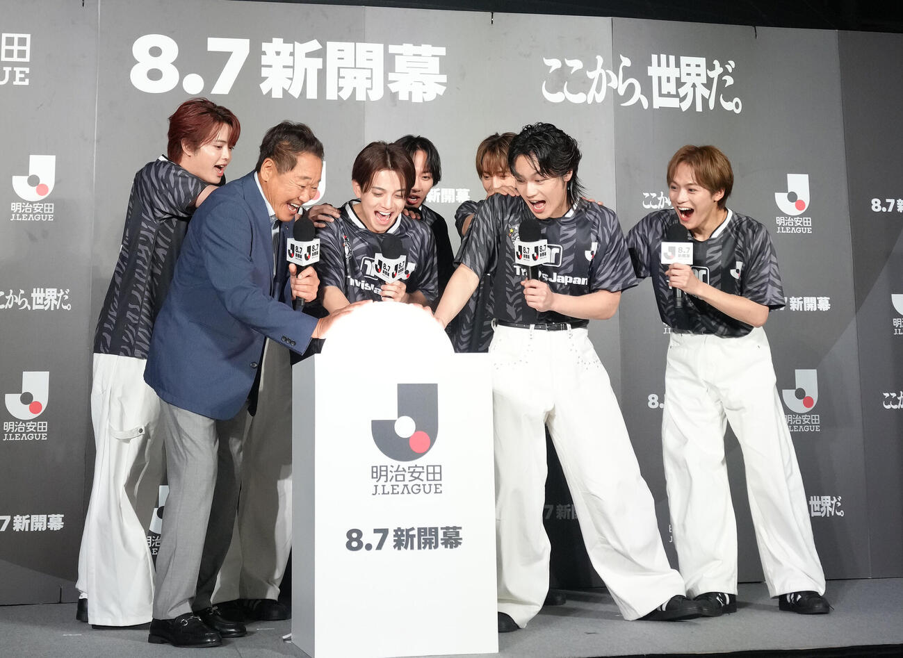 特別ライティングの点灯式に臨む松木安太郎氏（前列左）とTravis Japan（撮影・足立雅史）