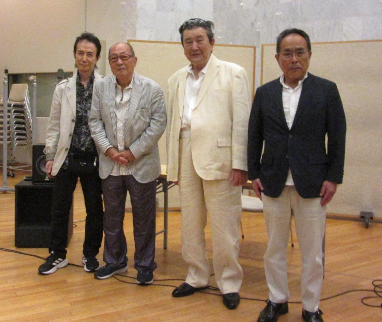 小林旭（右から2人目）と70周年記念曲の作家陣。左から水木れいじ氏、叶弦大氏、右が原文彦氏