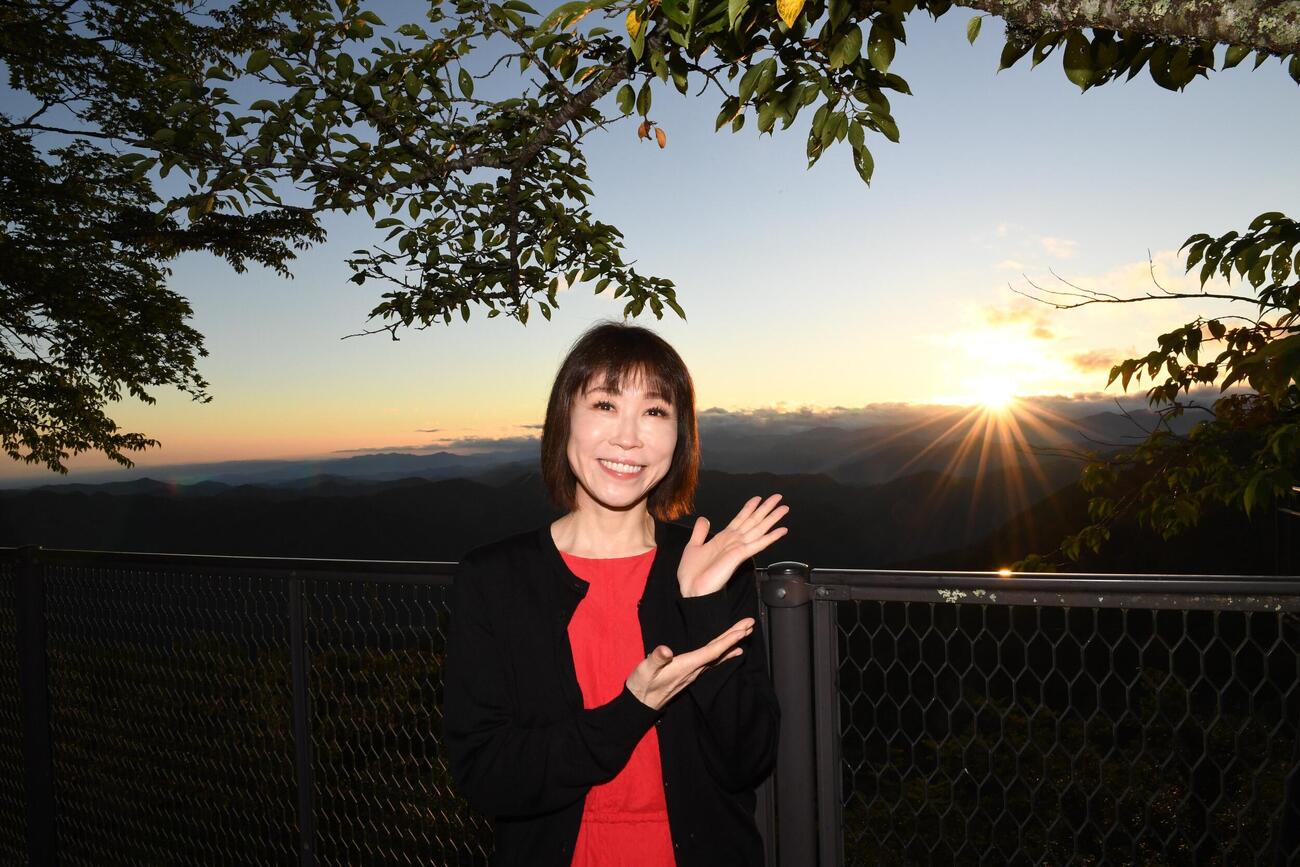雲海は見ることができなかったが、御来光を見て笑顔の水森かおり（撮影・松本久）