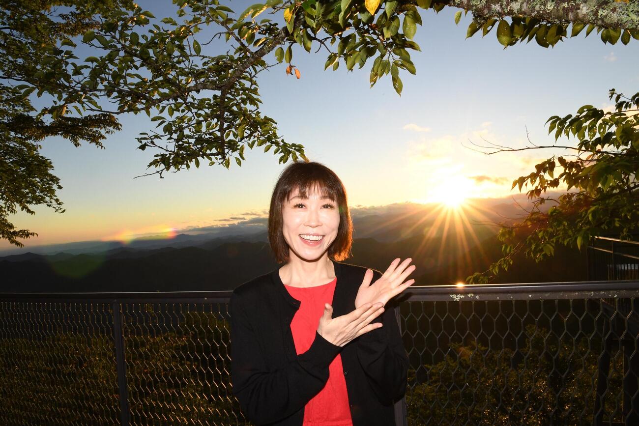 雲海は見ることができなかったが、御来光を見て笑顔の水森かおり（撮影・松本久）