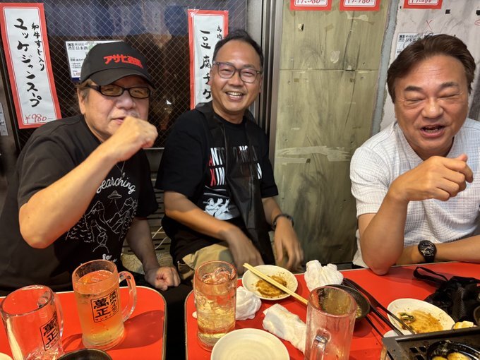 イベント後に笑顔を見せる角田龍平弁護士（中央）と竹内義和氏（左）、北野誠（右）