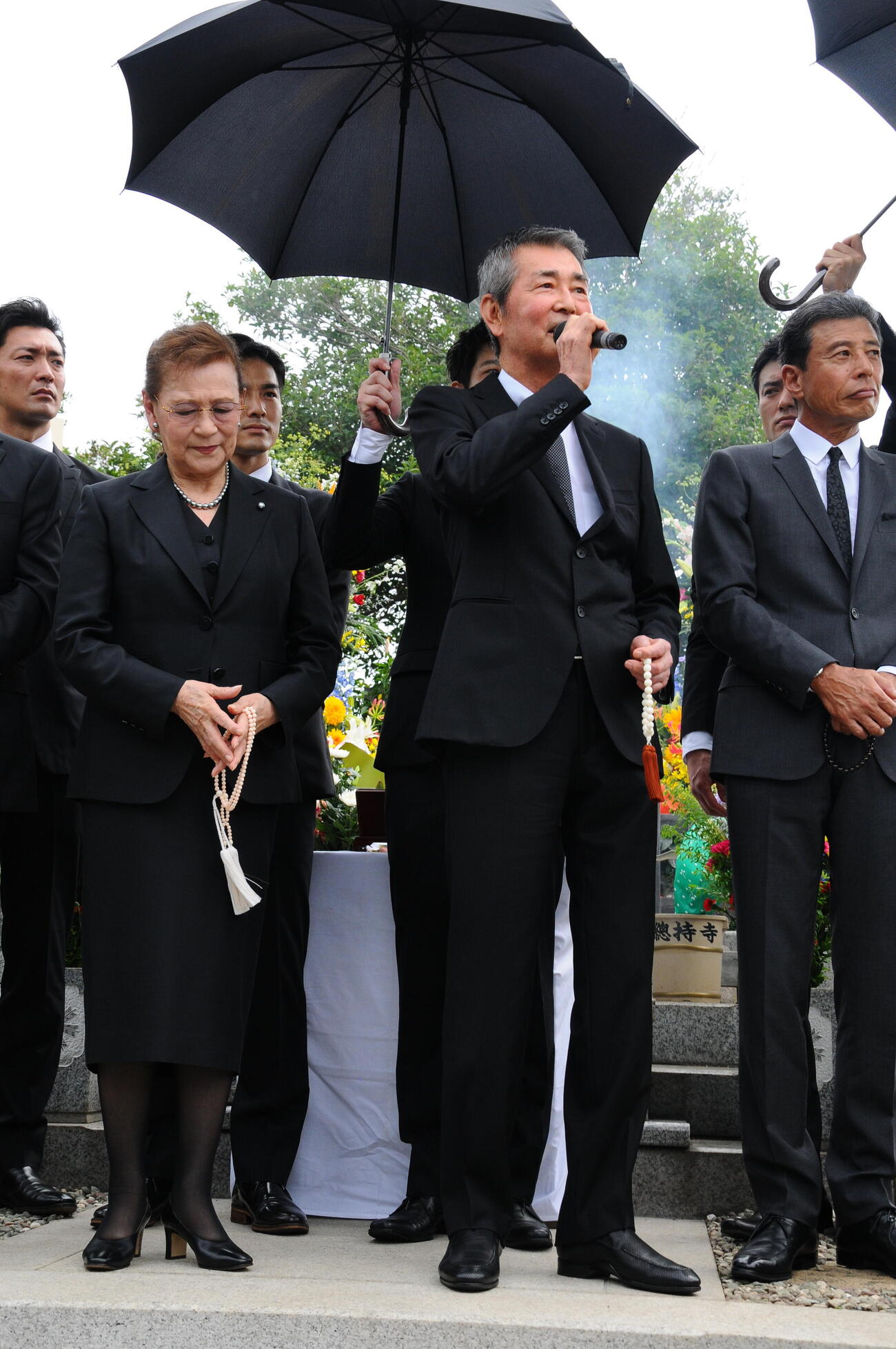 総持寺で営まれた石原裕次郎さんの二十八回忌法要であいさつする渡哲也さん（中央）。左は石原まき子さん、右は舘ひろし（C）石原音楽出版社／青志社