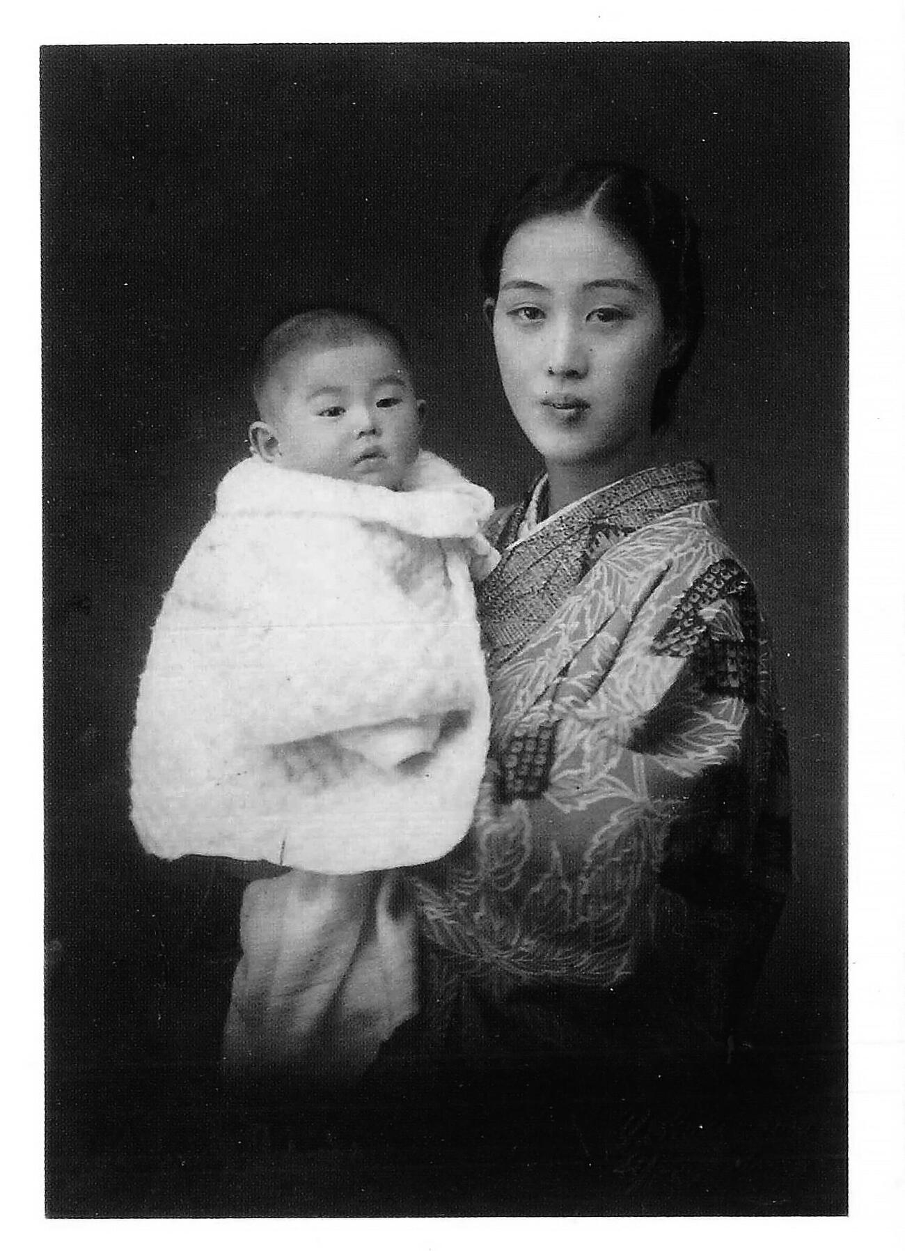 母雅子さんに抱かれる渡哲也さん（C）石原音楽出版社／青志社