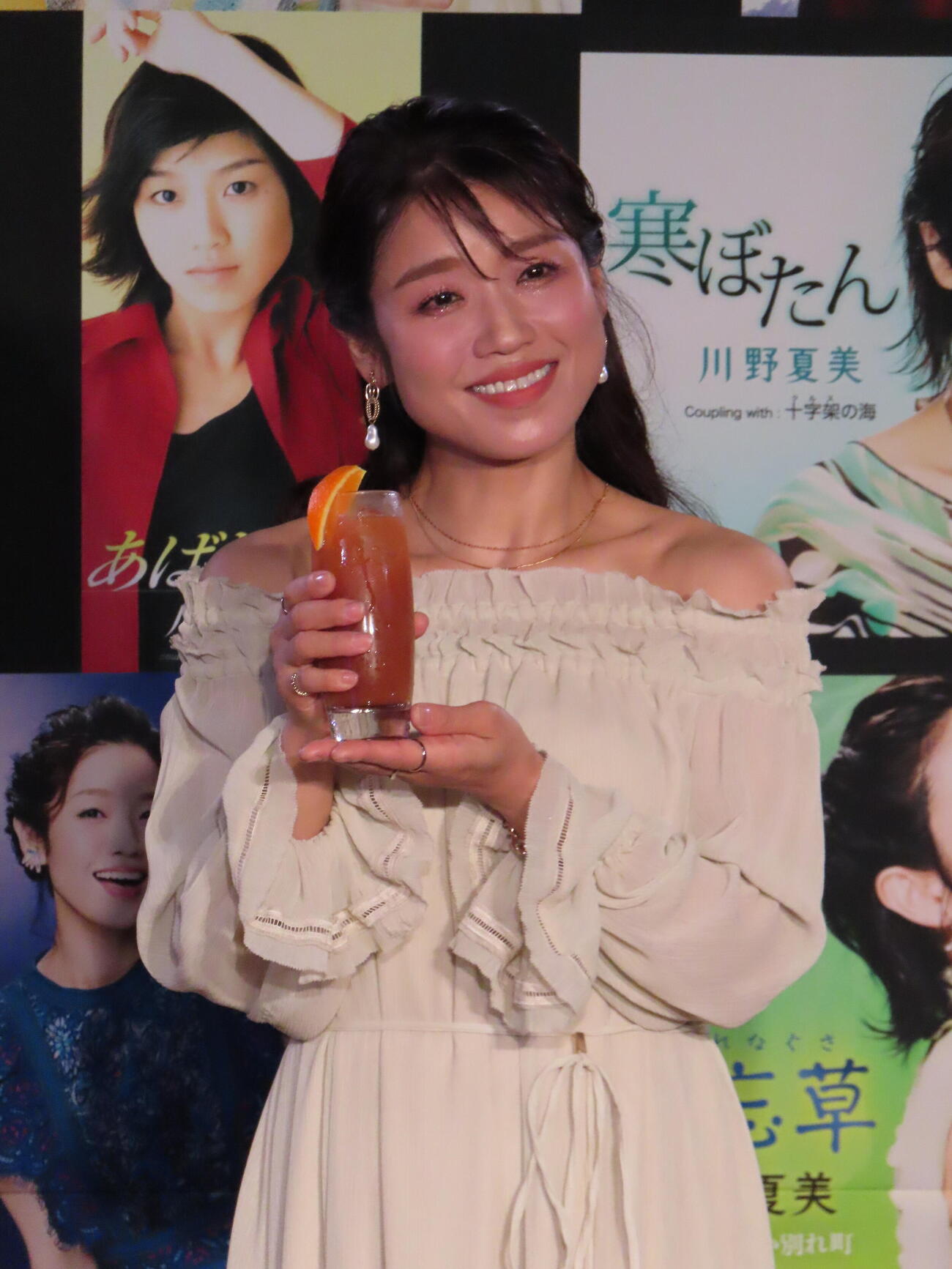 新曲「カクテル」発売記念のカクテル・パーティーを開催した川野夏美