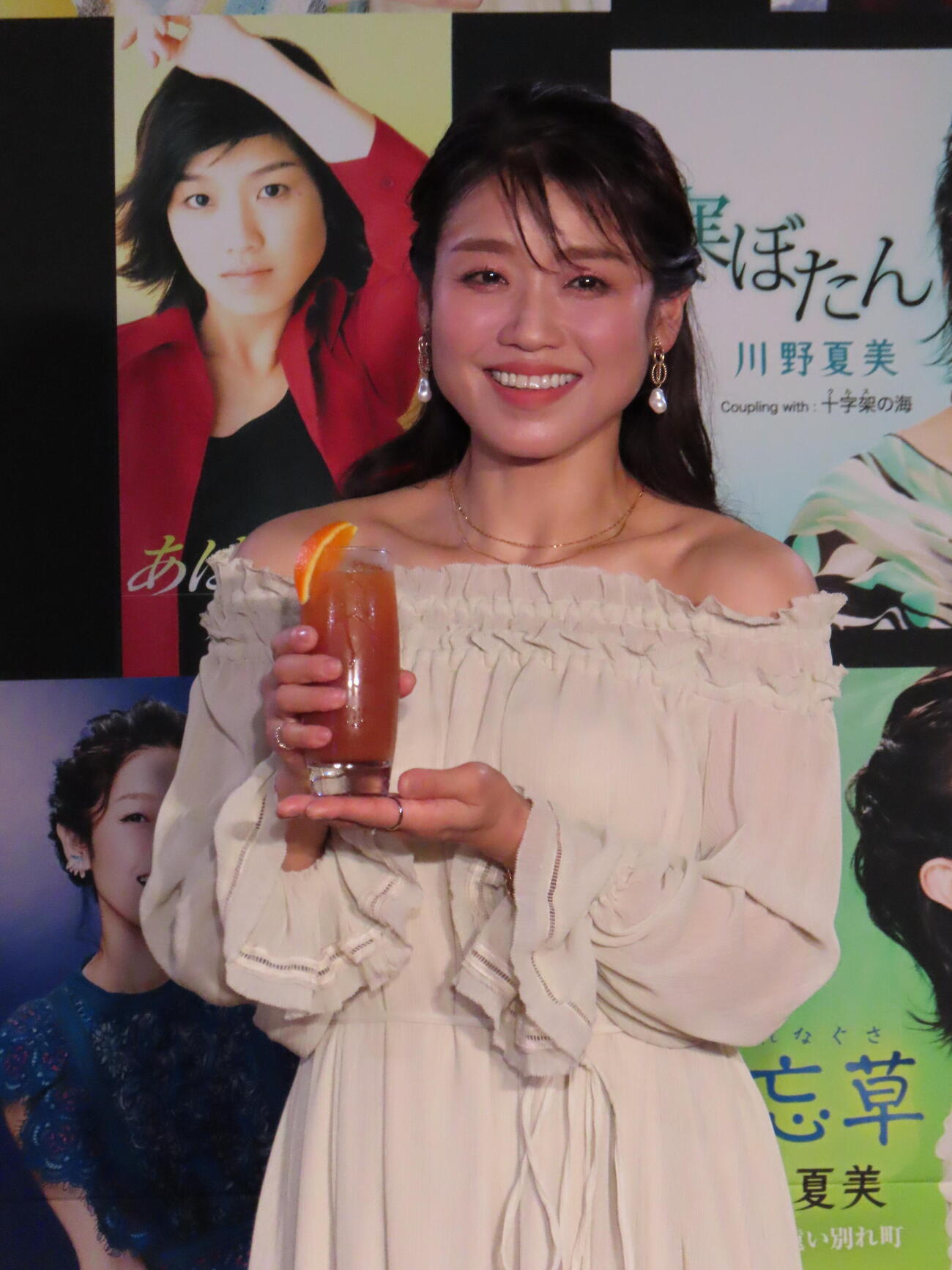 新曲「カクテル」発売記念のカクテル・パーティーを開催した川野夏美