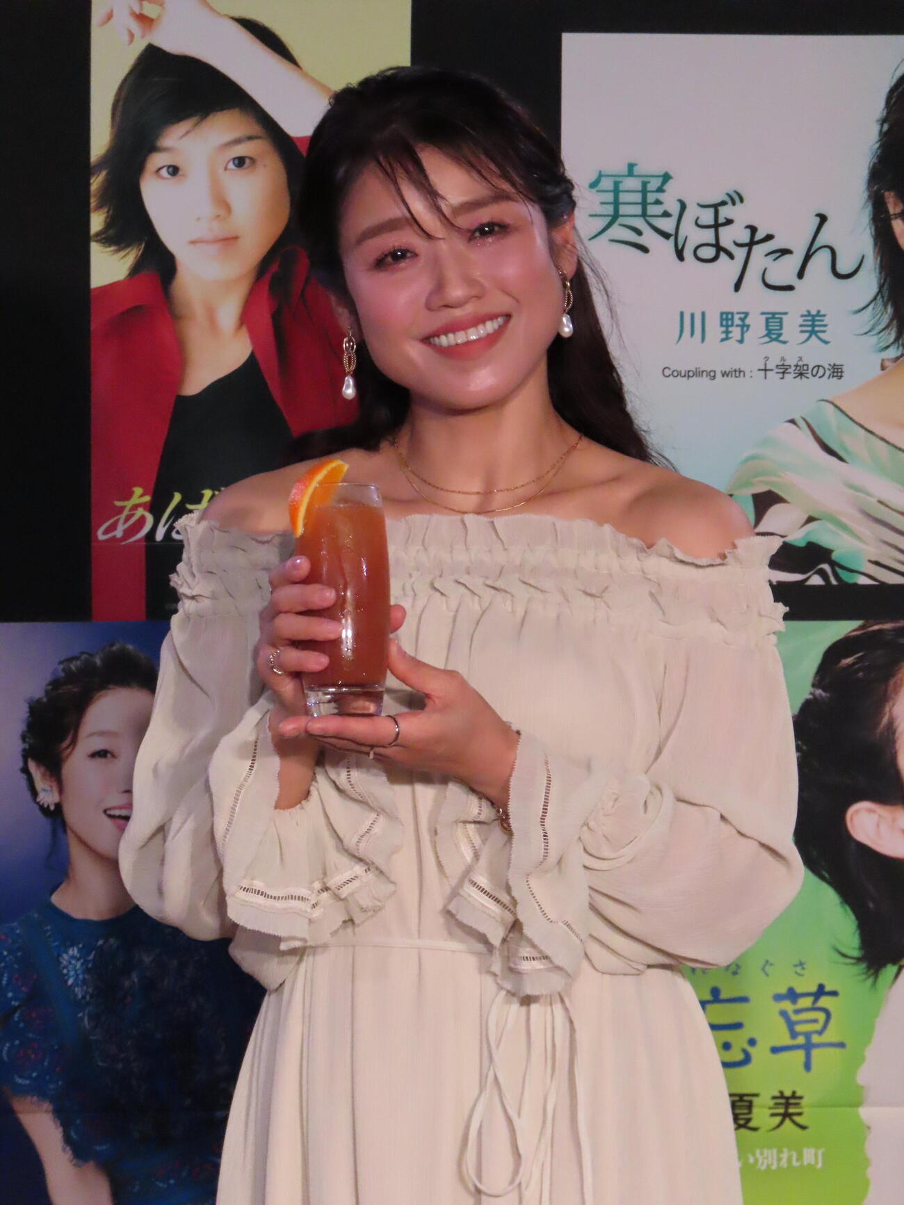 新曲「カクテル」発売記念のカクテル・パーティーを開催した川野夏美