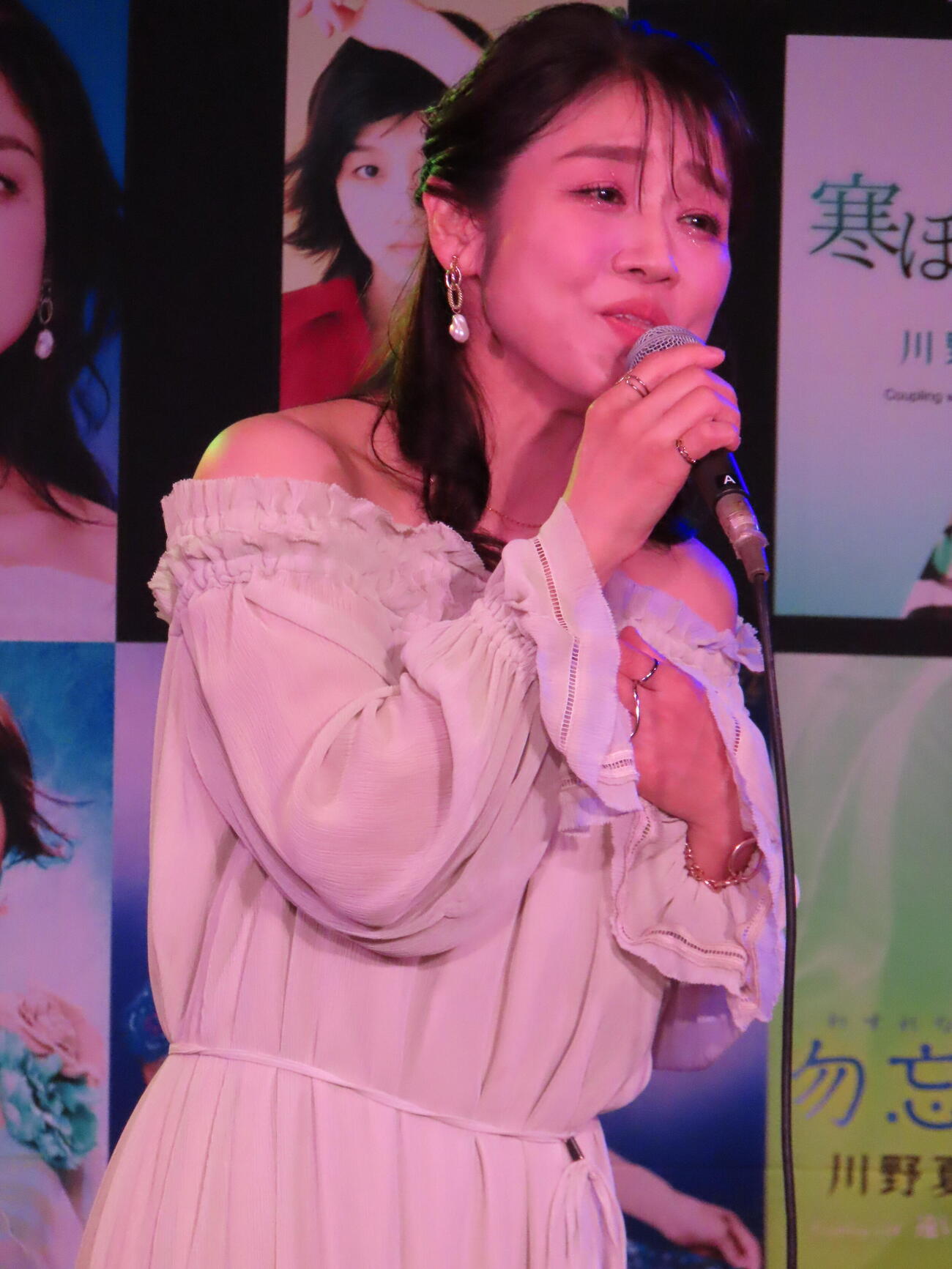 新曲「カクテル」を歌唱する川野夏美
