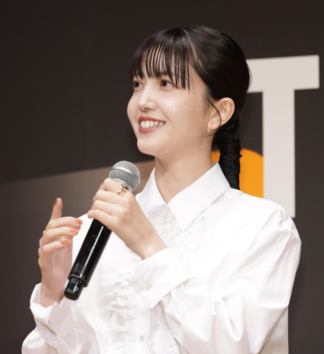 タクシー映画祭「TAXIATER」公開記念イベントであいさつする久保史緒里（撮影・中島郁夫）