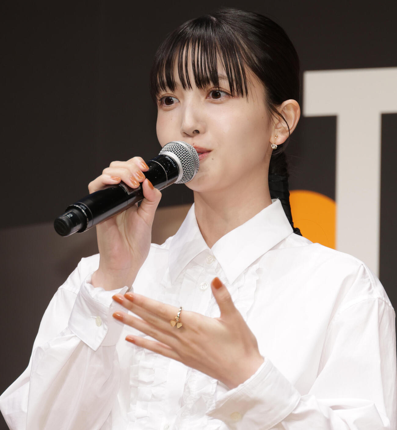 タクシー映画祭「TAXIATER」公開記念イベントであいさつする久保史緒里（撮影・中島郁夫）