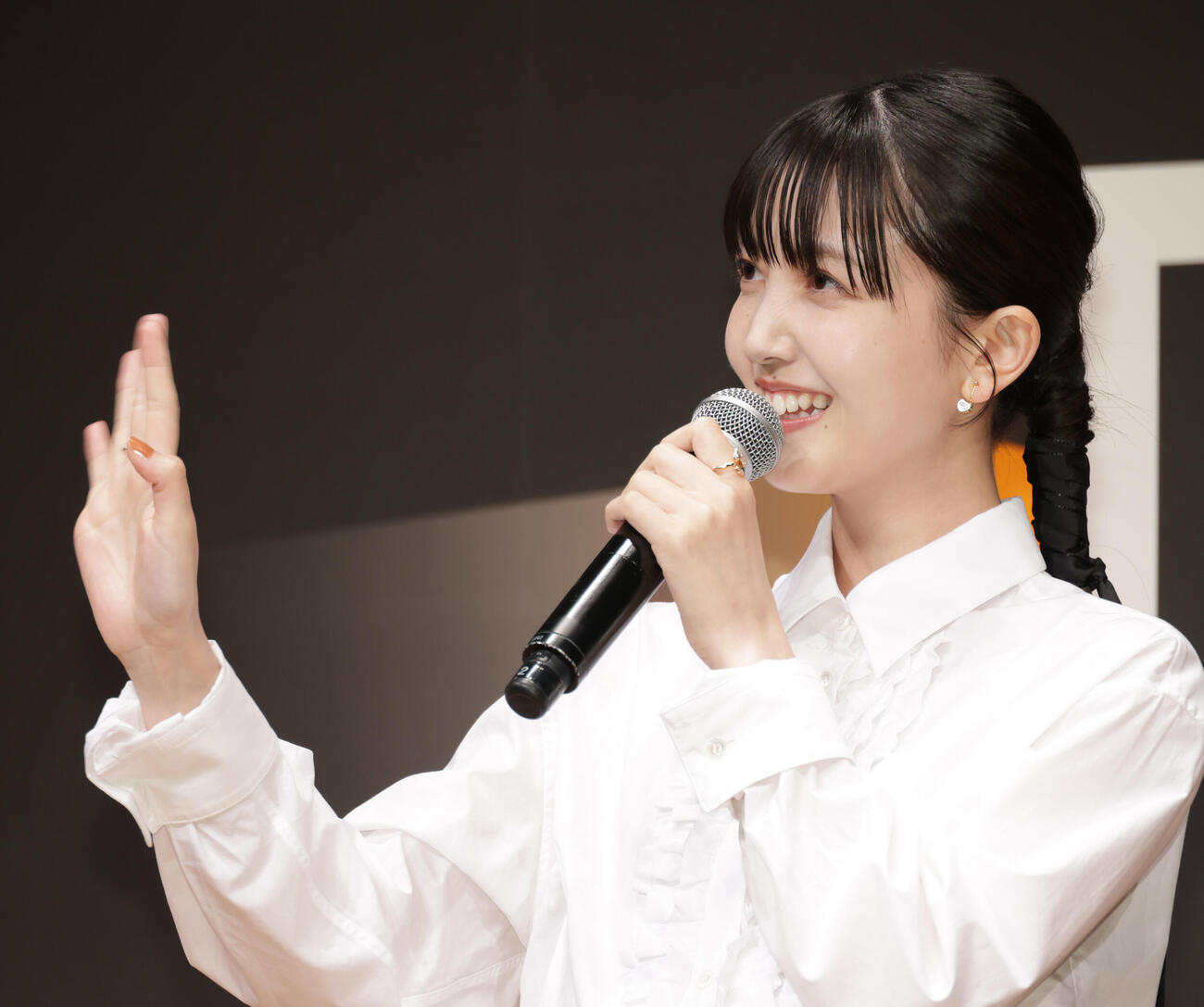 タクシー映画祭「TAXIATER」公開記念イベントであいさつする久保史緒里（撮影・中島郁夫）