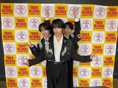 一卵性三つ子の佐藤三兄弟、デビュー曲発売イベントで単独コンサート発表