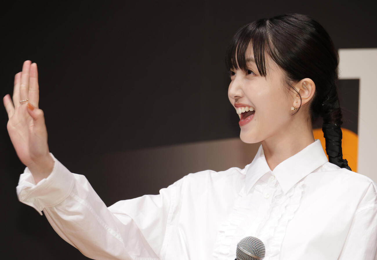 タクシー映画祭「TAXIATER」公開記念イベントであいさつする久保史緒里（撮影・中島郁夫）