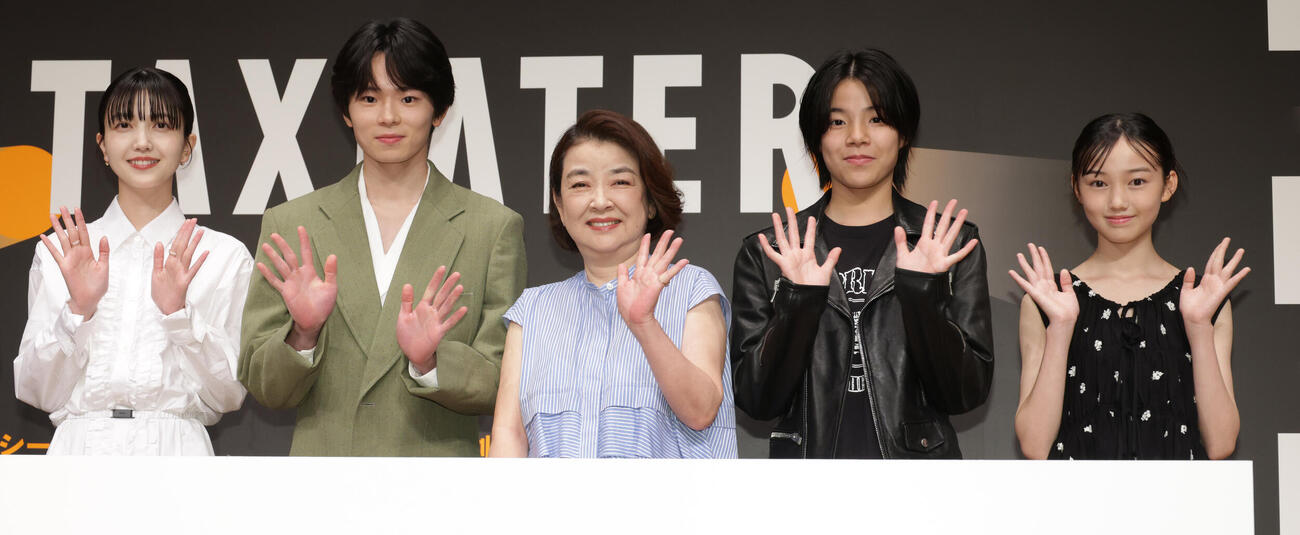 タクシー映画祭「TAXIATER」公開記念イベントであいさつする左から、久保史緒里、林裕太、岸本加世子、大沢一菜、照井野々花（撮影・中島郁夫）