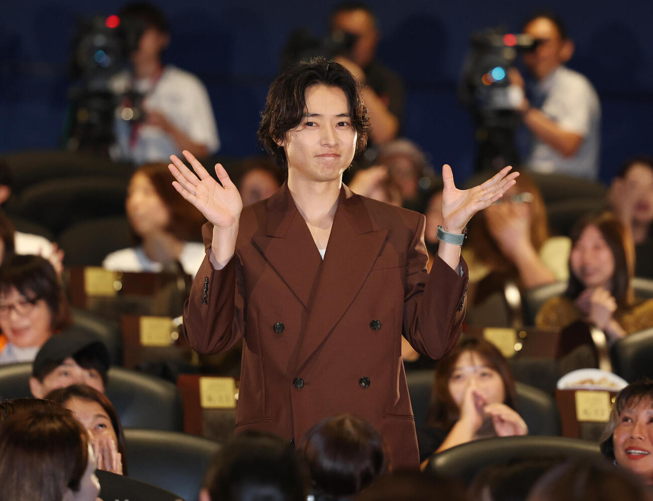 舞台あいさつに客席の間から登場し手を振る山﨑賢人（撮影・増田悦実）