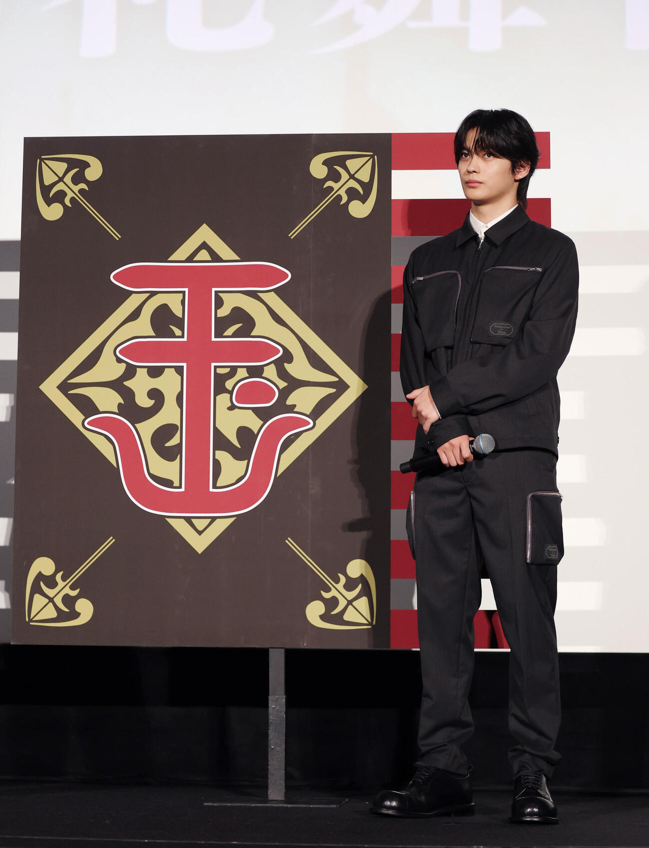 舞台あいさつに登壇し旗の前に立つ神尾楓珠（撮影・増田悦実）