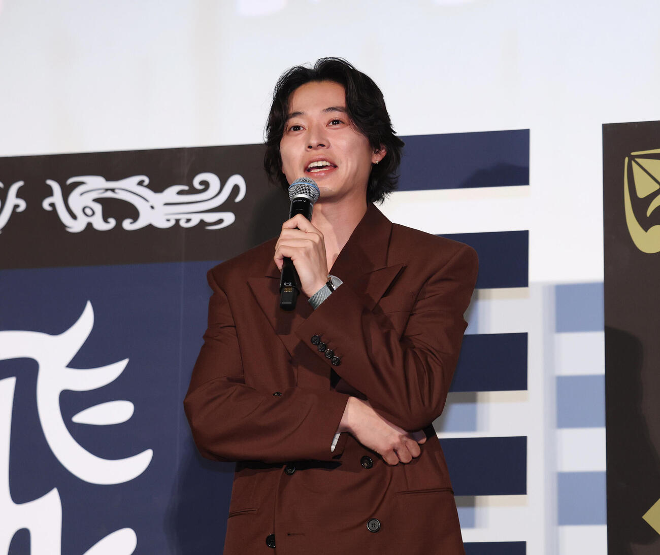 舞台あいさつに登壇し話をする山﨑賢人（撮影・増田悦実）