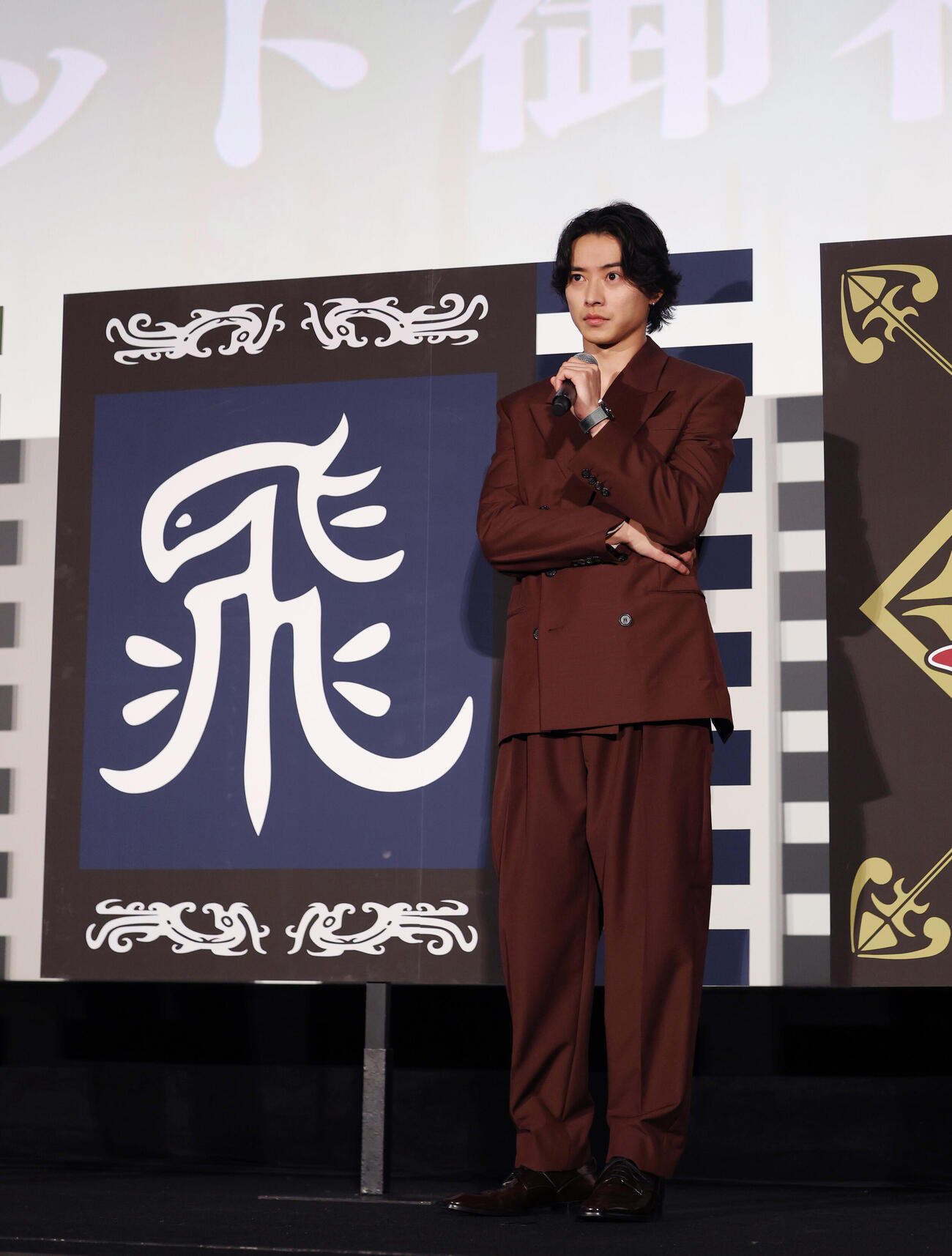 舞台あいさつに登壇し旗の前に立つ山﨑賢人（撮影・増田悦実）