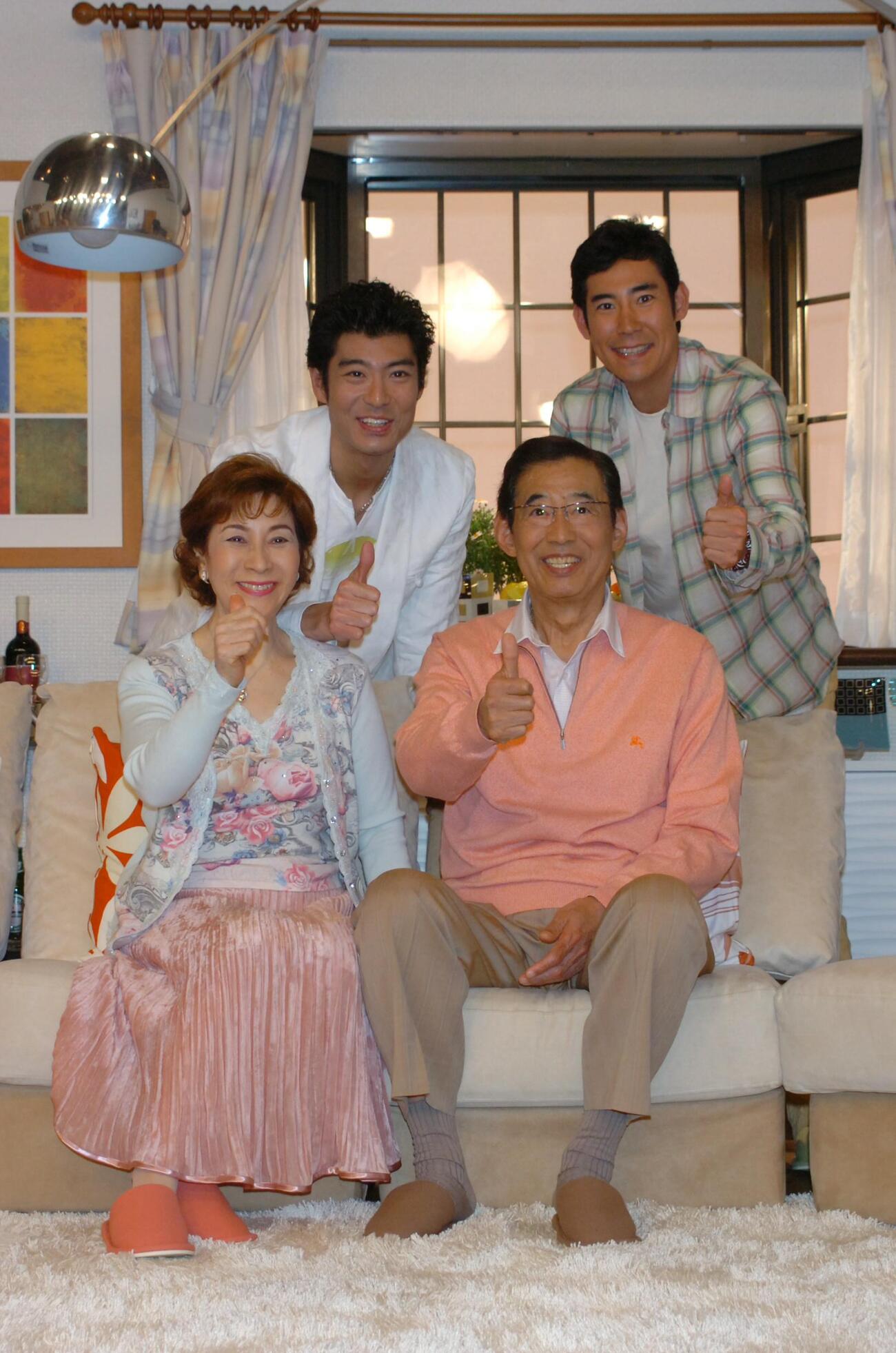 高島ファミリー。前列左から寿美花代さん、高島忠夫さん。後列左から高嶋政宏、高嶋政伸（2006年3月撮影）