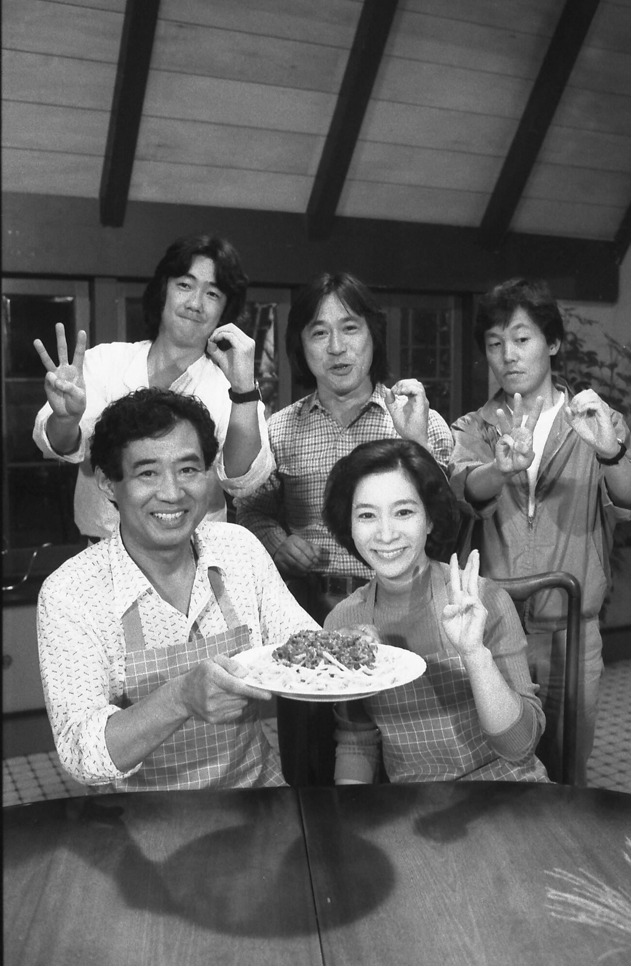 82年、日本テレビ「ごちそうさま」で高島忠夫さんと妻寿美花代さん。後列は海援隊（中央は武田鉄矢）