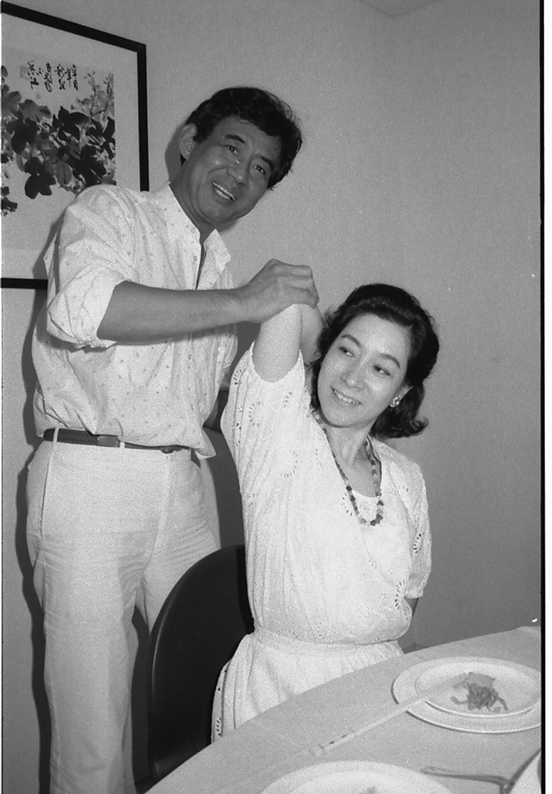 インタビューに答える高島忠夫、寿美花代夫妻（1986年撮影）