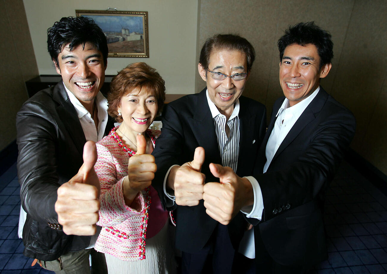 家族4人そろって「イェーイ！」のポーズをとる、左から高嶋政宏、寿美花代さん、高島忠夫さん、高嶋政伸（2008年10月撮影）