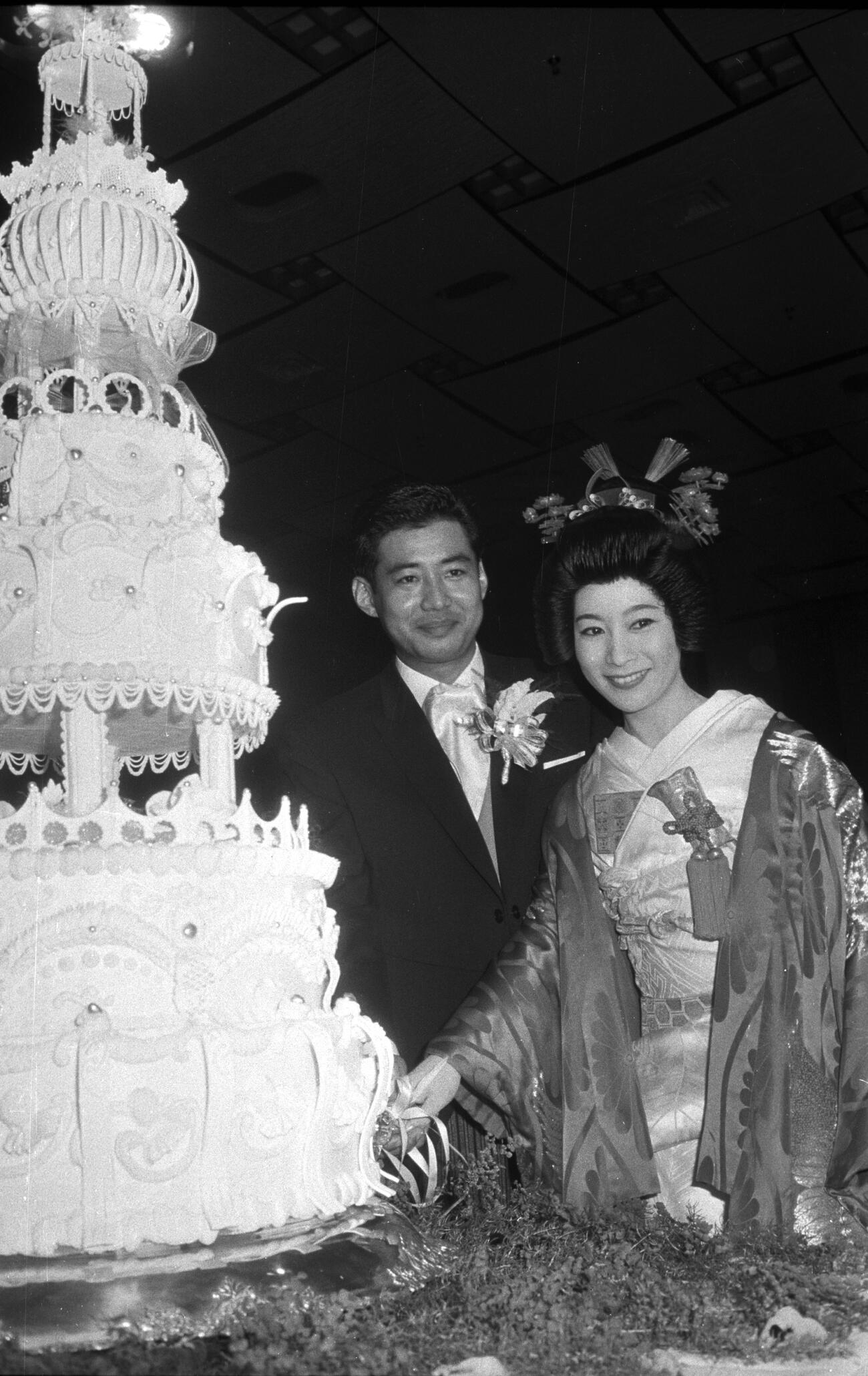 ウエディング・ケーキに入刀する高島忠夫さん、寿美花代さん（1963年撮影）