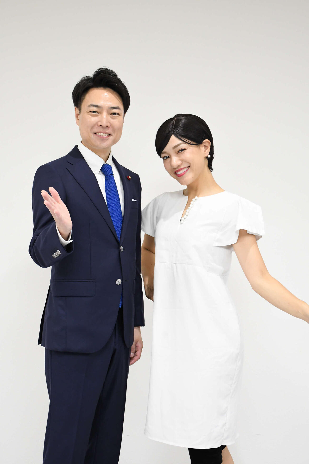 滝川クリステルに扮（ふん）した金原早苗（右）と小泉進次郎氏に扮した信濃岳夫