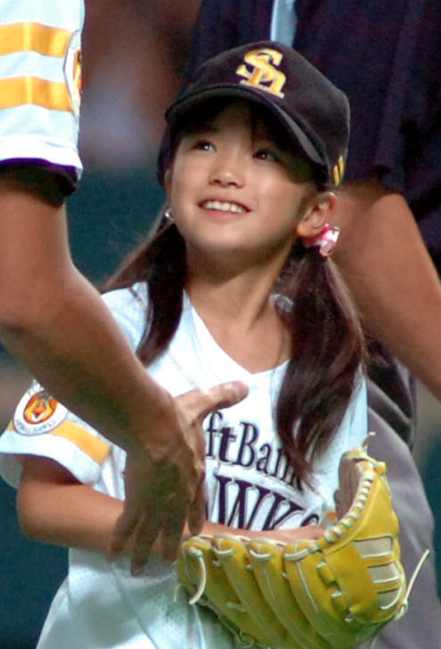 始球式を務めた子役のころの美山加恋（2005年8月撮影）