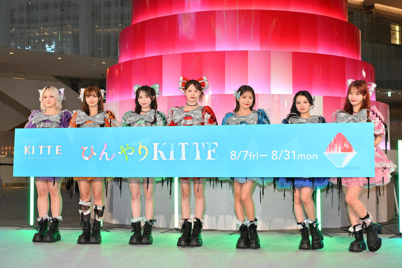 「ひんやりKITTE」オープニングセレモニーにで記念撮影するCANDY TUNE。左から宮野静、南なつ、小川奈々子、立花琴未、福山梨乃、桐原美月、村川凪（撮影・滝沢徹郎）
