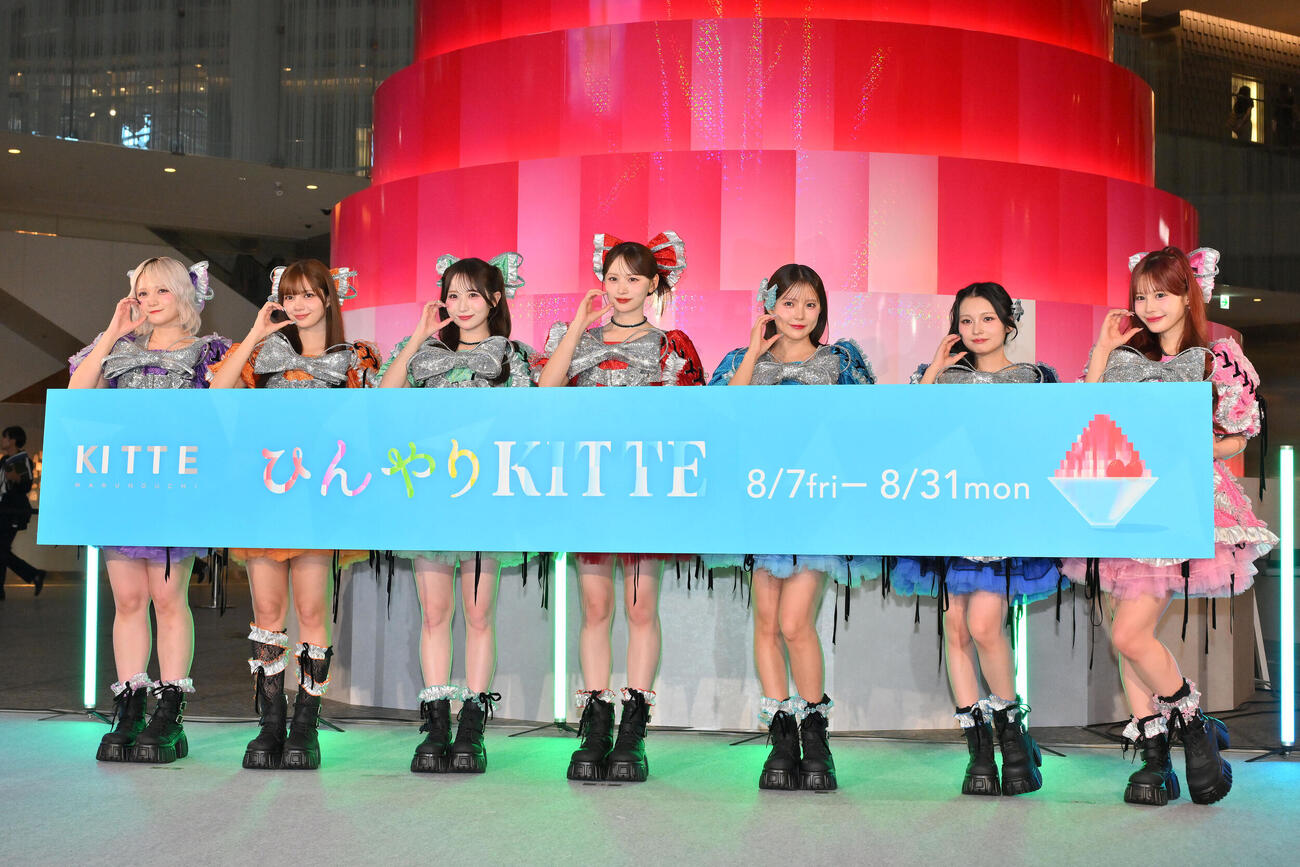 「ひんやりKITTE」オープニングセレモニーにで記念撮影するCANDY TUNE。左から宮野静、南なつ、小川奈々子、立花琴未、福山梨乃、桐原美月、村川凪（撮影・滝沢徹郎）