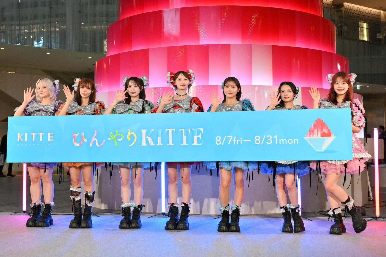 「ひんやりKITTE」オープニングセレモニーにで記念撮影するCANDY TUNE。左から宮野静、南なつ、小川奈々子、立花琴未、福山梨乃、桐原美月、村川凪（撮影・滝沢徹郎）