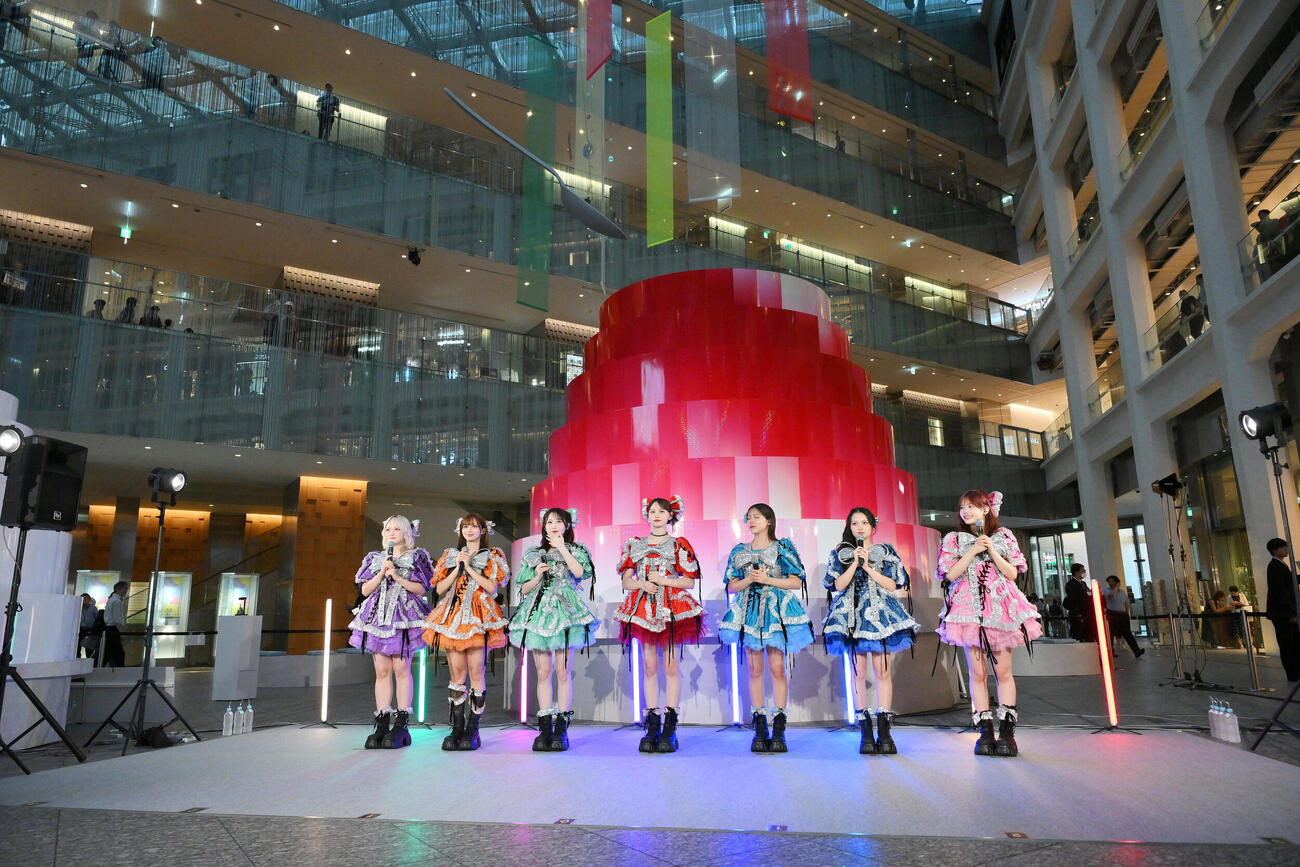 「ひんやりKITTE」オープニングセレモニーに臨むCANDY TUNE。左から宮野静、南なつ、小川奈々子、立花琴未、福山梨乃、桐原美月、村川凪（撮影・滝沢徹郎）