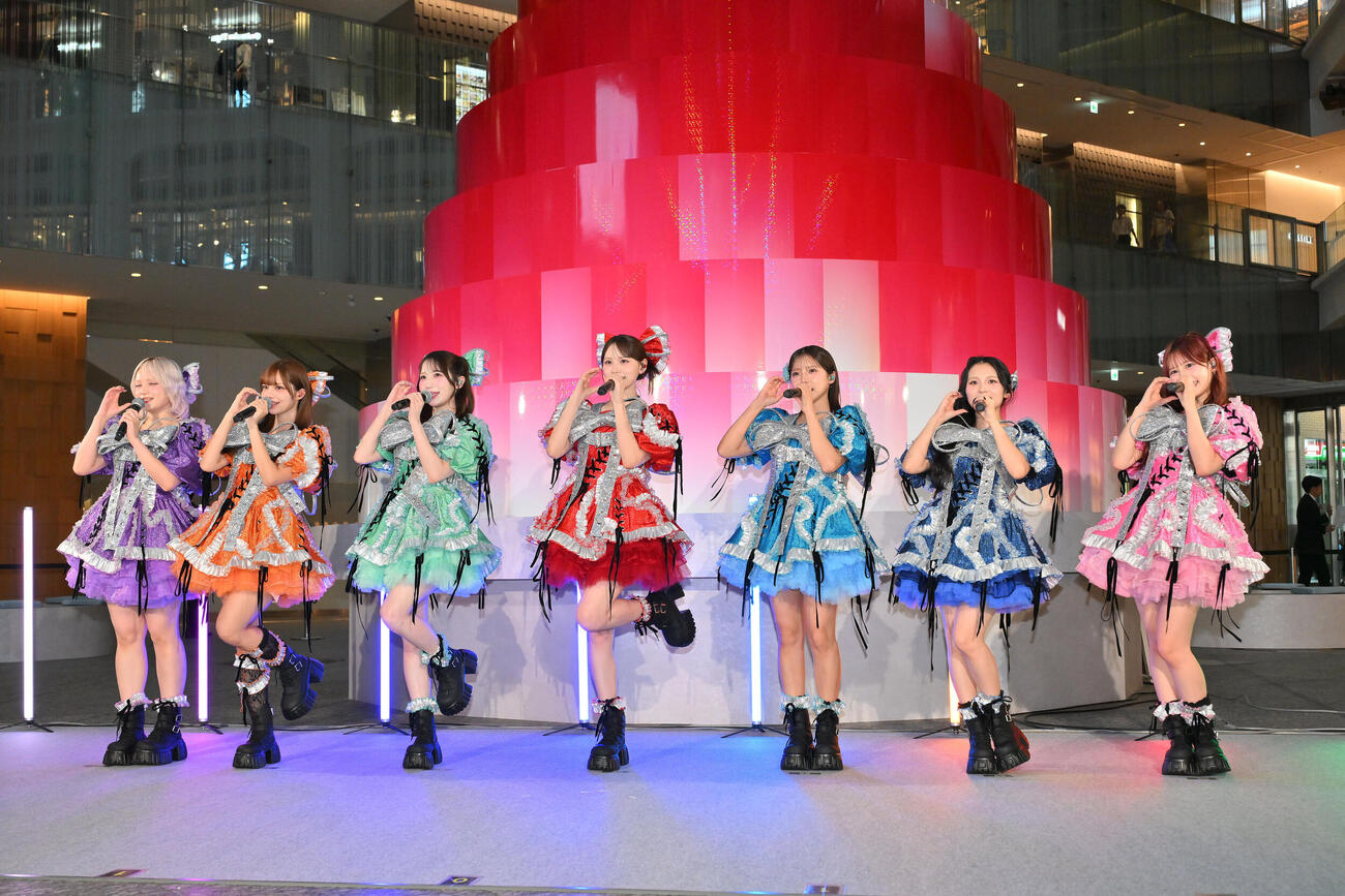 「ひんやりKITTE」オープニングセレモニーに臨むCANDY TUNE。左から宮野静、南なつ、小川奈々子、立花琴未、福山梨乃、桐原美月、村川凪（撮影・滝沢徹郎）