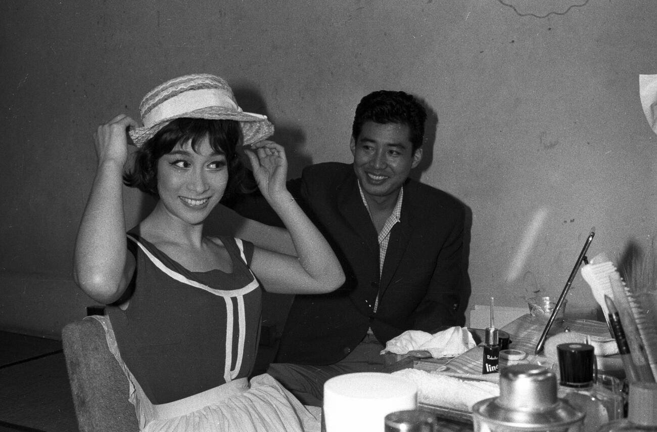 東宝ミュージカルに出演中の寿美花代さんと高島忠夫さん