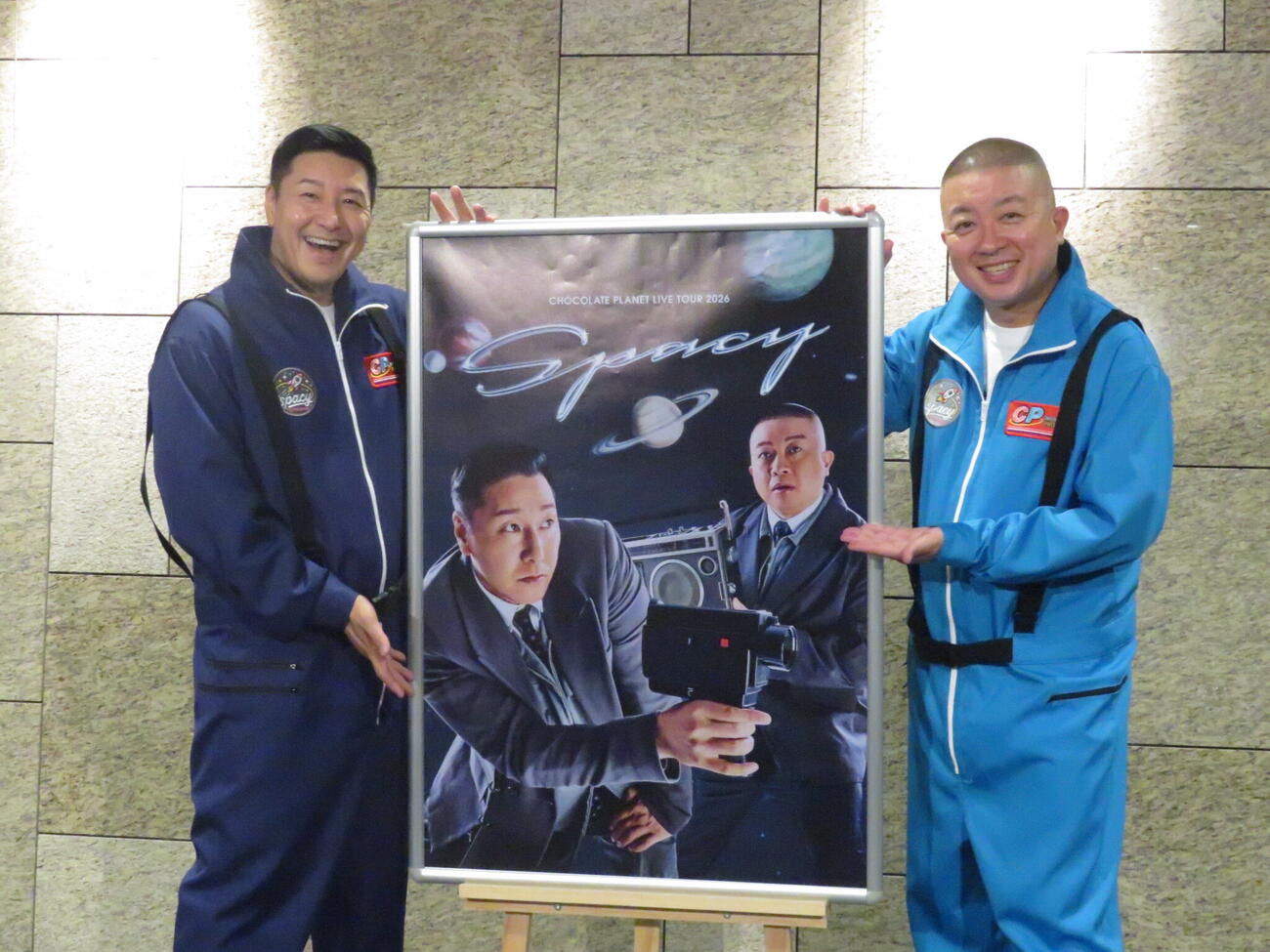単独ツアー初日を前に会見し、笑顔を見せるチョコレートプラネットの長田庄平（左）と松尾駿